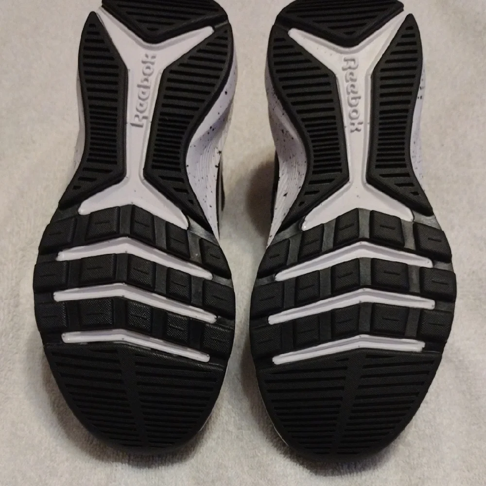 Reebok Black and White Sneakers Modern Athletic Design - Picture 4 of 5